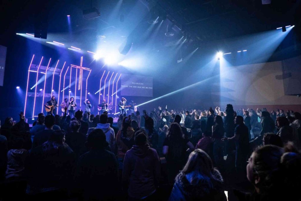 Tips Fokus Ibadah di Tengah Keramaian